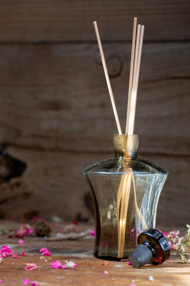 מפיץ ריח בבקבוק זכוכית אפורה