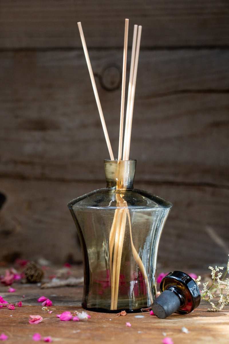 מפיץ ריח בבקבוק זכוכית אפורה