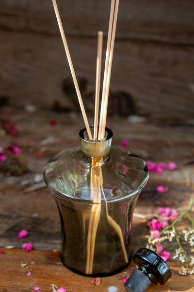 מפיץ ריח בבקבוק זכוכית אפורה