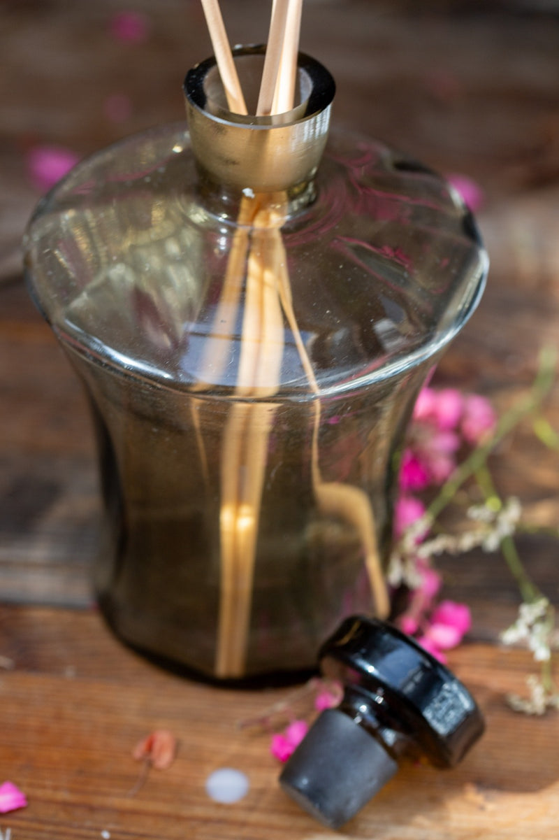 מפיץ ריח בבקבוק זכוכית אפורה