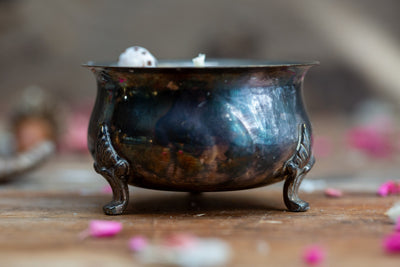 נר בכלי כסף מושחר