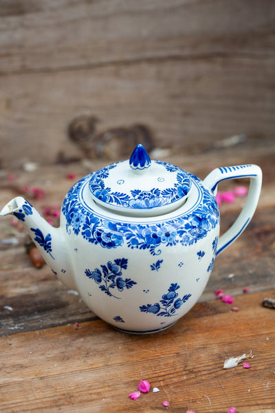 קומקום פורצלן בעבודת יד