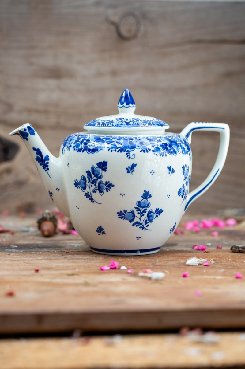 קומקום פורצלן בעבודת יד