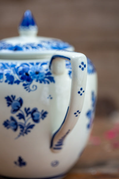 קומקום פורצלן בעבודת יד