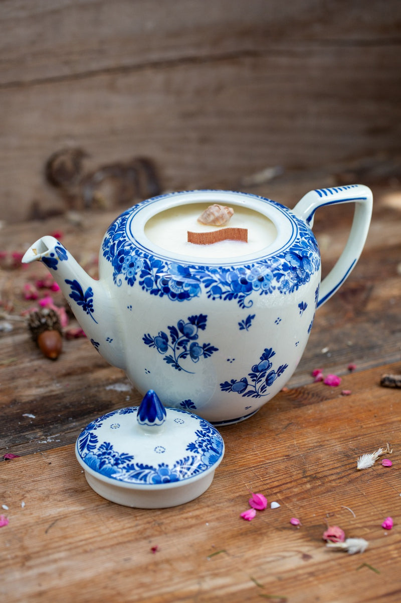 קומקום פורצלן בעבודת יד