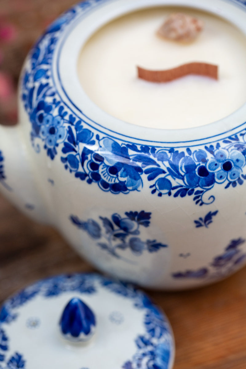 קומקום פורצלן בעבודת יד