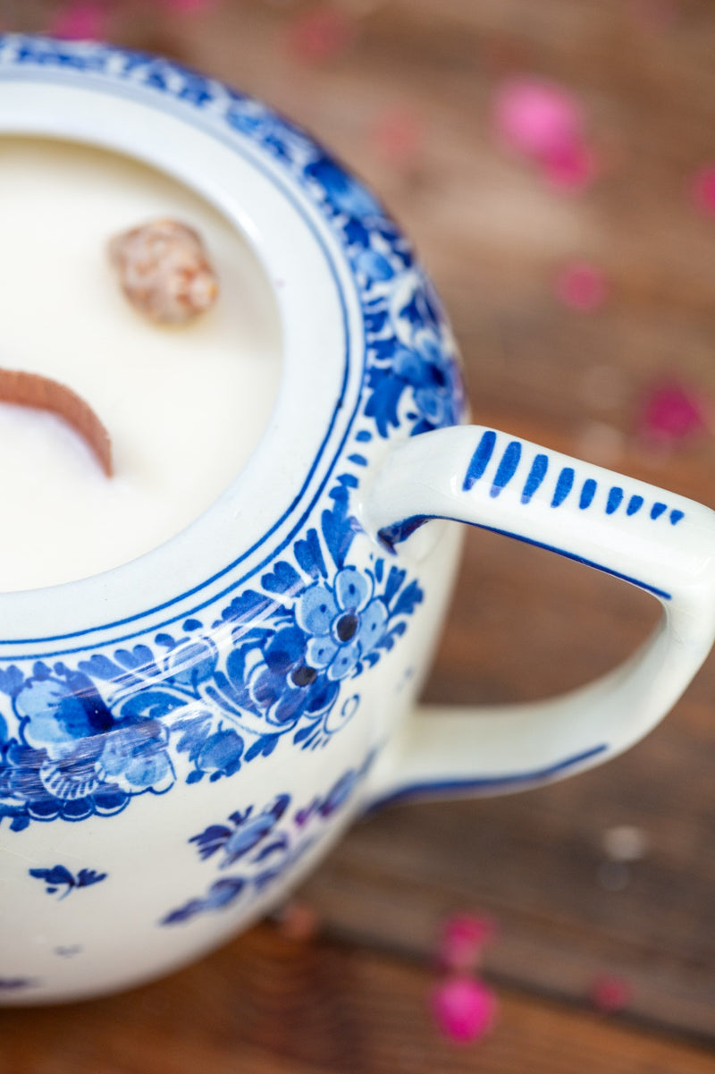 קומקום פורצלן בעבודת יד