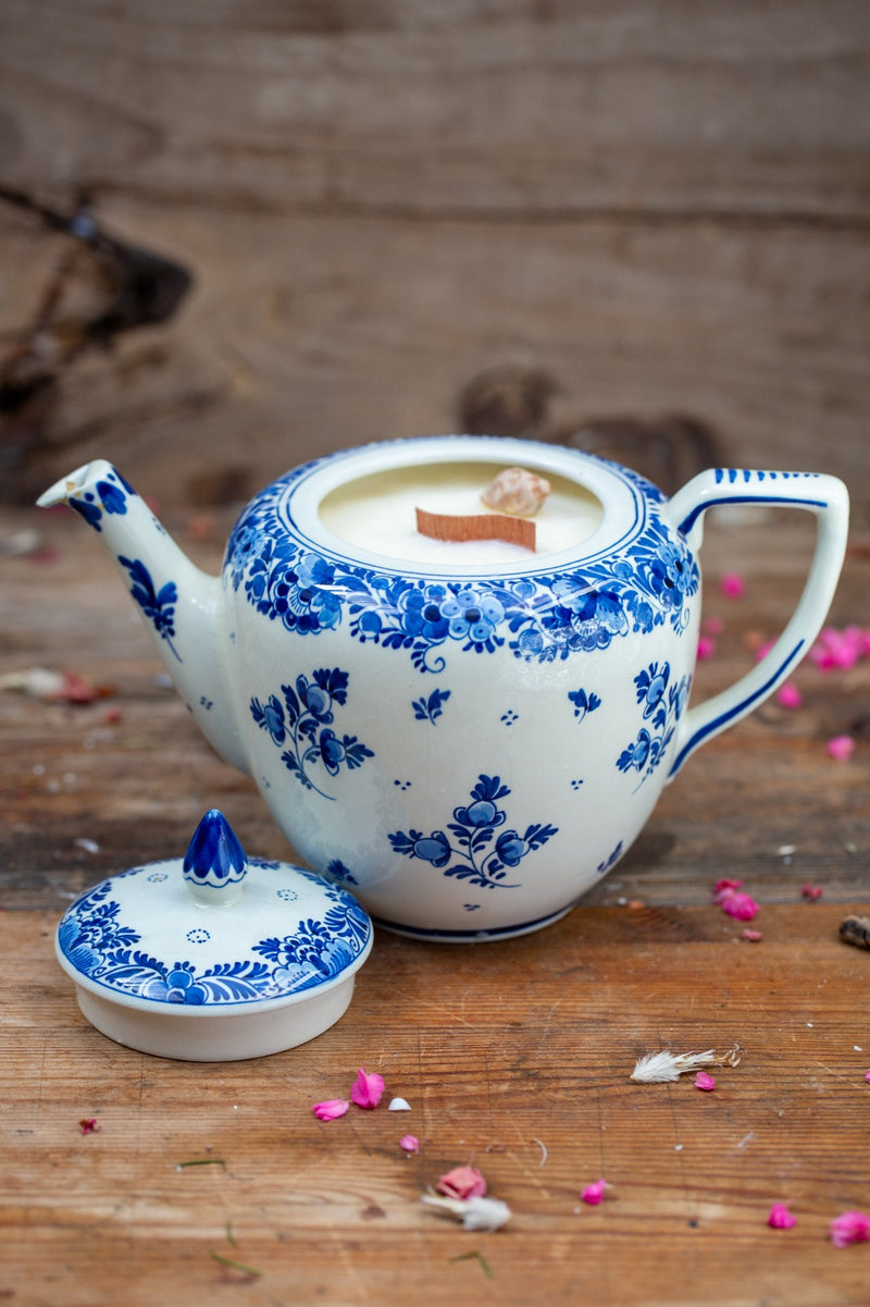 קומקום פורצלן בעבודת יד