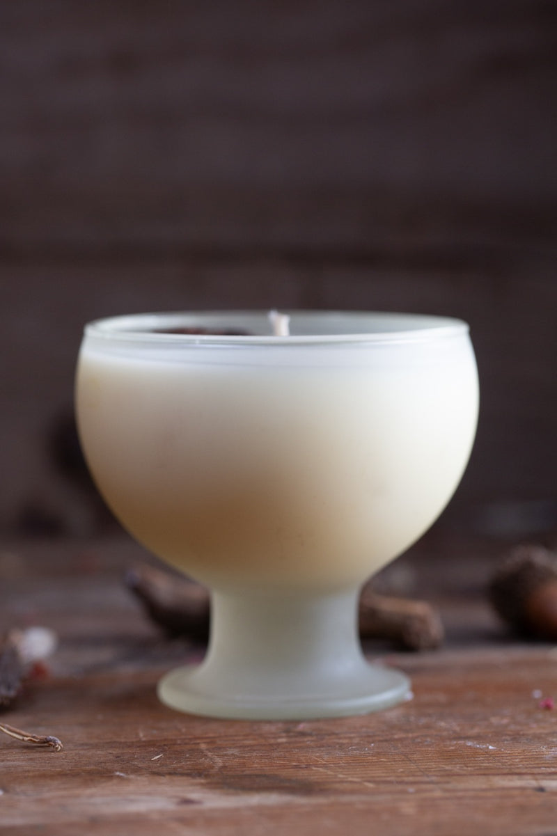 גביע זכוכית חלבי