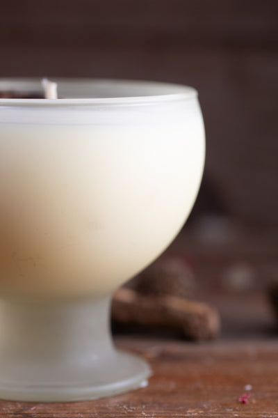 גביע זכוכית חלבי