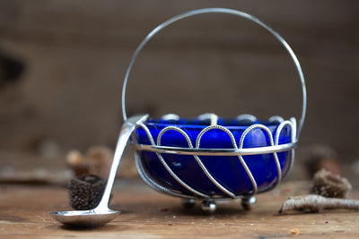 סלסלת כסף מצופה עם קערית כחולה