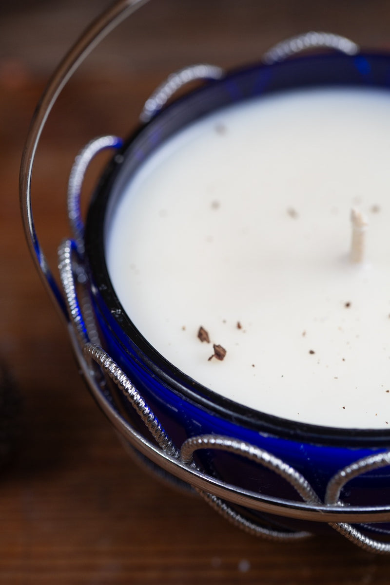 סלסלת כסף מצופה עם קערית כחולה