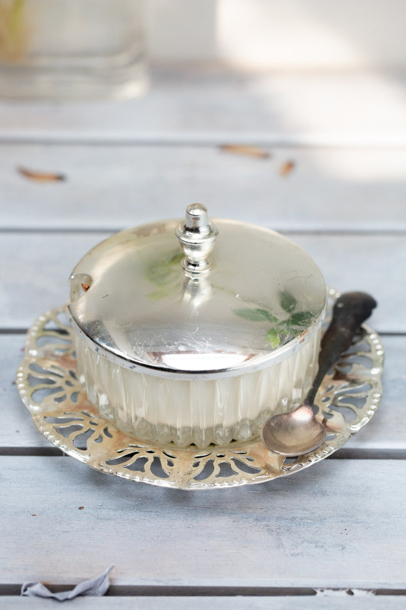 קערת זכוכית עם מכסה וציפוי כסף