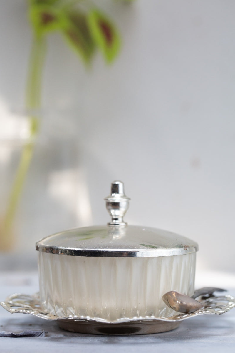 קערת זכוכית עם מכסה וציפוי כסף