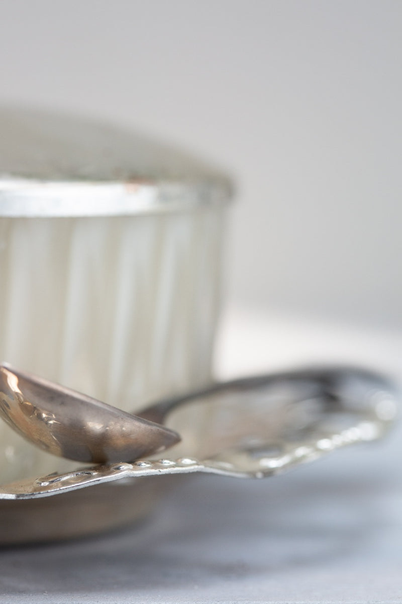 קערת זכוכית עם מכסה וציפוי כסף